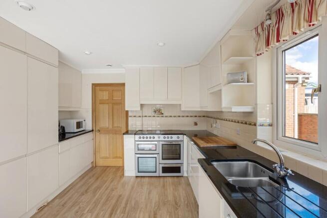 4 bed Detached for sale Image 4