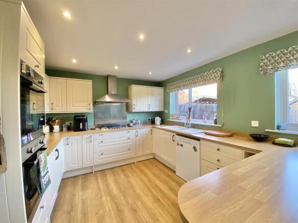 5 bed Detached for sale Image 7