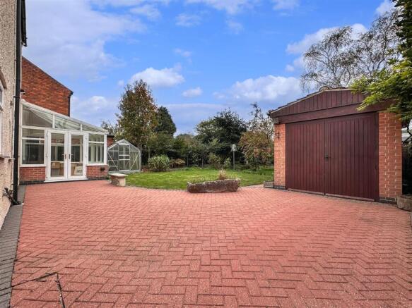 Generous Garden & Garage 767