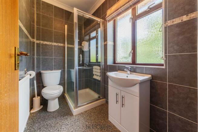6. 29 Crundwell- Bathroom_.jpg
