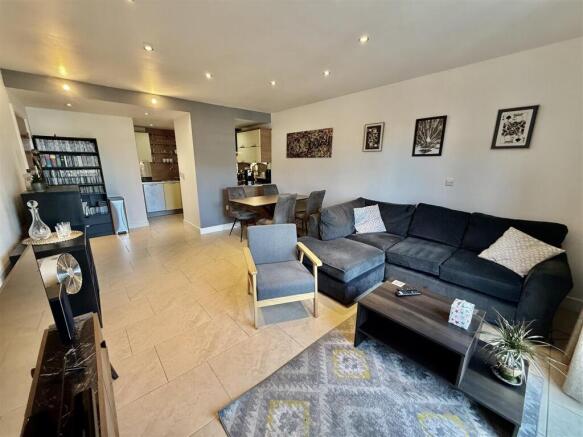 LOUNGE/KITCHEN