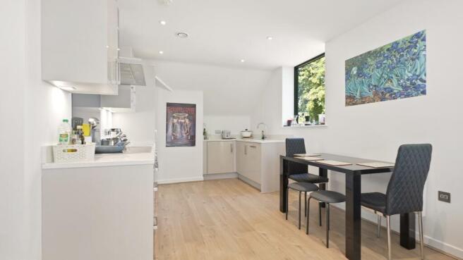2 bed Penthouse to rent Image 7