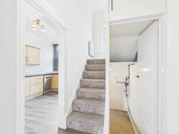 2 bed Terraced to rent Image 6