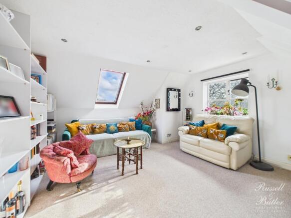 CAM01995G0-PR0404-STILL009