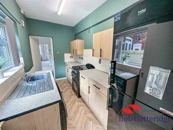 FITTED KITCHEN
