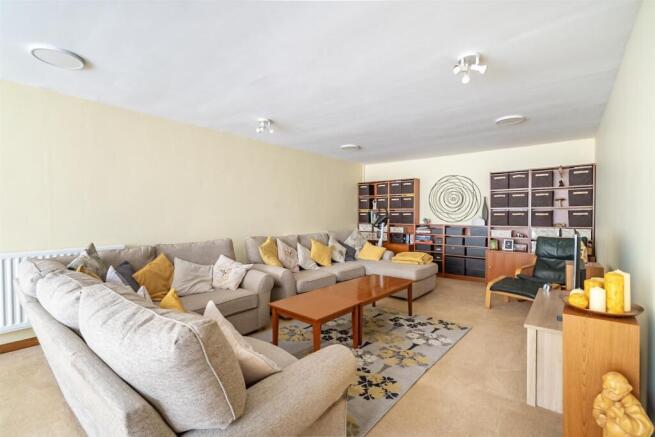 5 bed Detached for sale Image 10