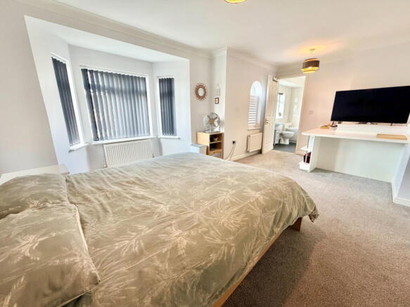 4 bed Detached for sale Image 11