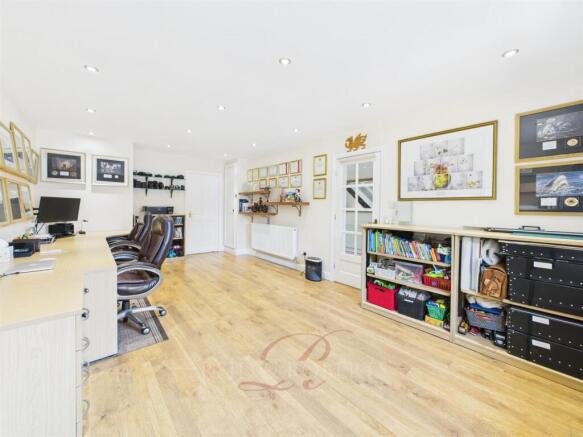 CAM03999G0-PR0106-STILL004.jpg