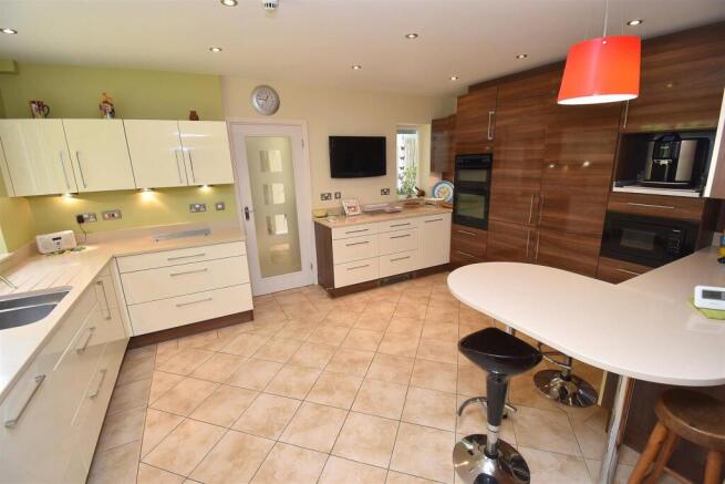 Kitchen1.JPG