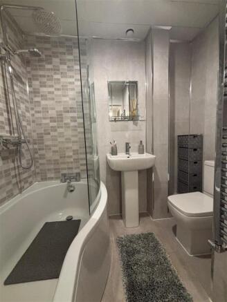 Bathroom hadrian.jpg
