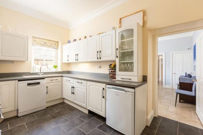 5 bed Semi-Detached for sale Image 8