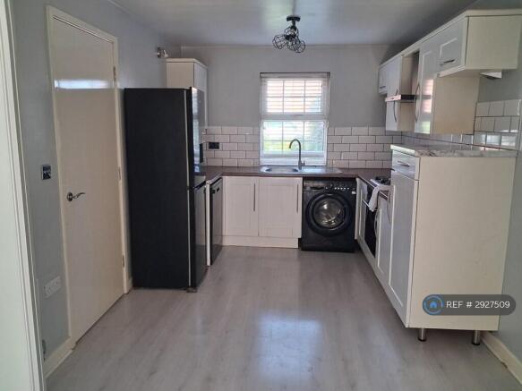 3 bed Semi-Detached to rent Image 5