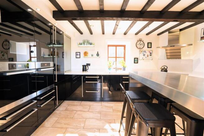 5 bed Detached for sale Image 8