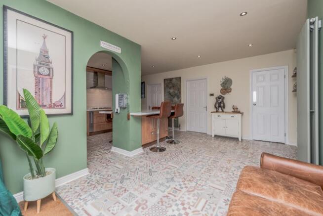 6 bed Detached for sale Image 7