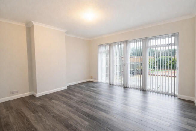 Spacious living r...