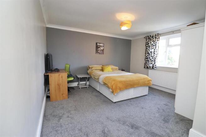 4 bed Detached for sale Image 9