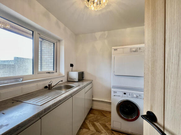 5 bed Detached to rent Image 11