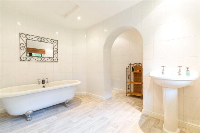 6 bed Detached for sale Image 10