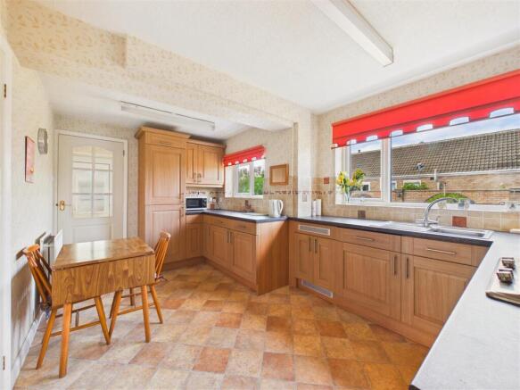 3 bed Semi-Detached for sale Image 6