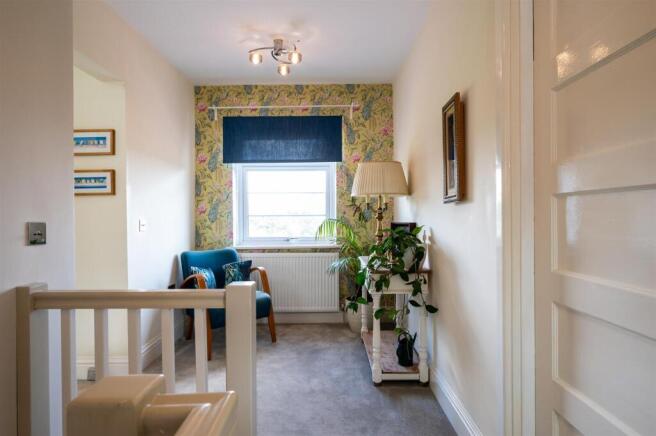 4 bed Semi-Detached for sale Image 11