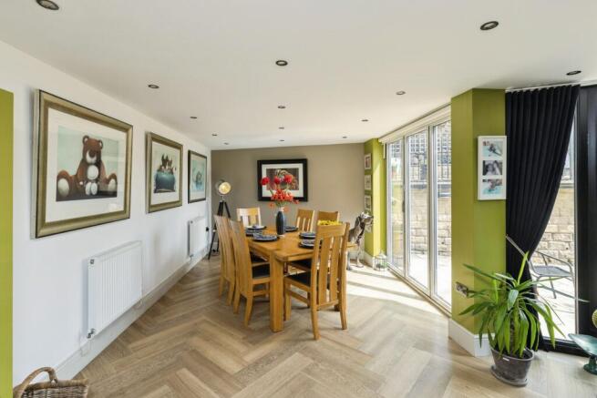 4 bed Detached for sale Image 7