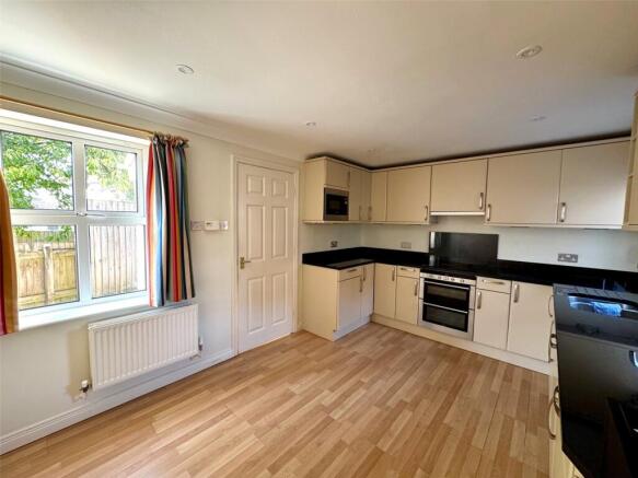 4 bed Detached to rent Image 5
