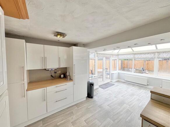 Kitchen 2.jpg