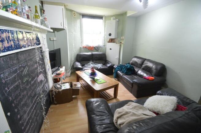 6 bed House to rent Image 4