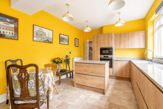 5 bed Semi-Detached for sale Image 6