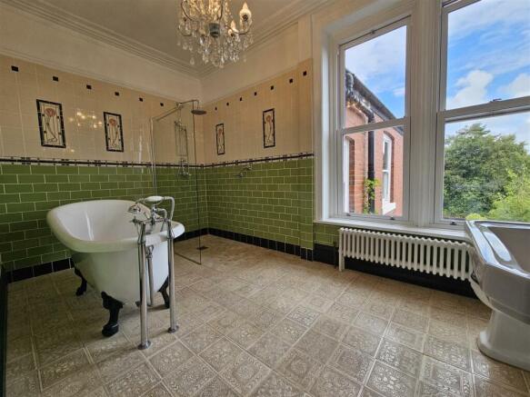 EN SUITE BATHROOM/WC