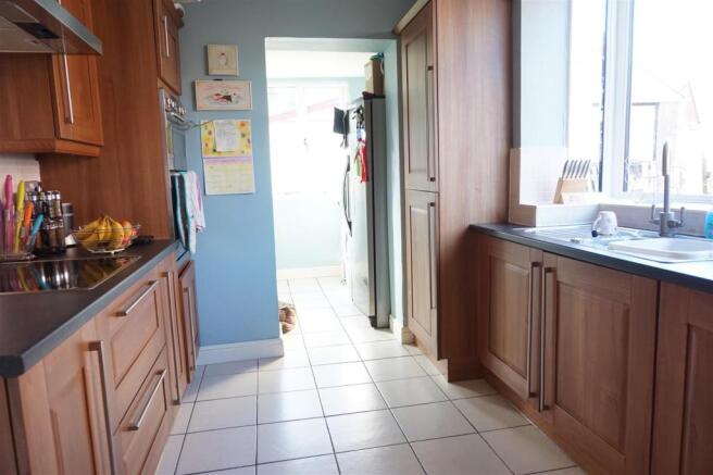 MODERN FITTED KITCHE