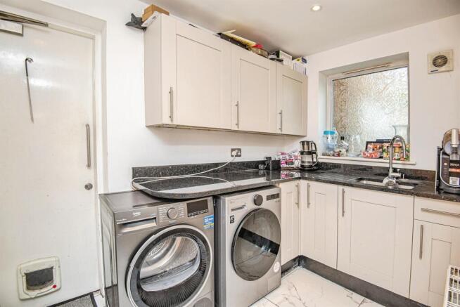 4 bed Detached for sale Image 9