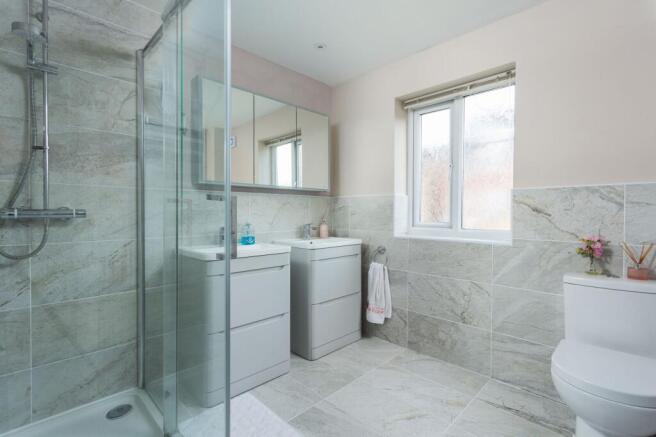 5 bed Detached for sale Image 12