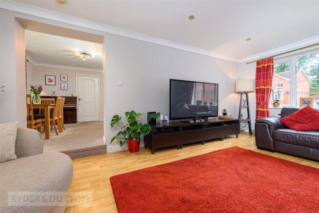 5 bed Detached for sale Image 8