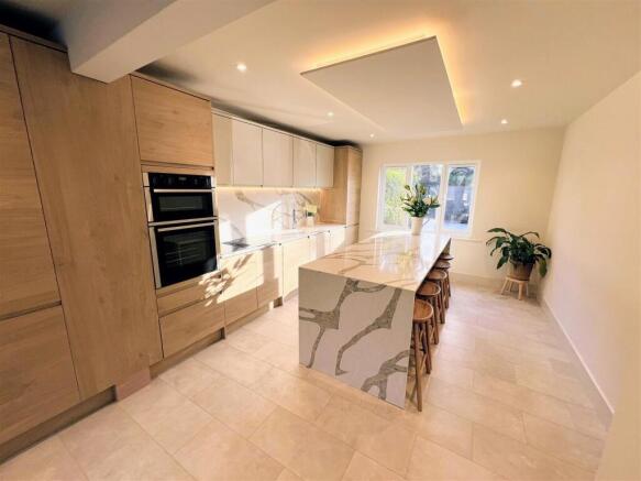 2 -558 Kitchen.jpg
