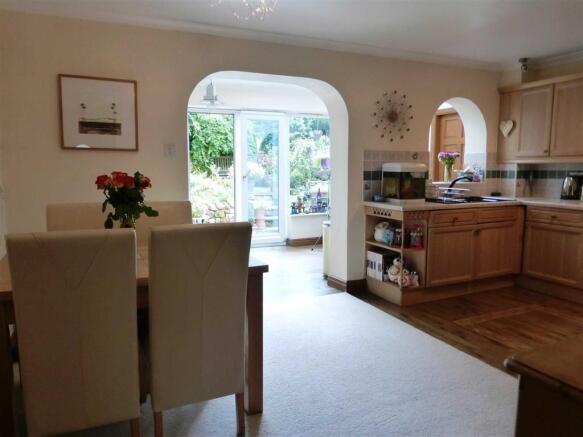 Dining/Kitchen: