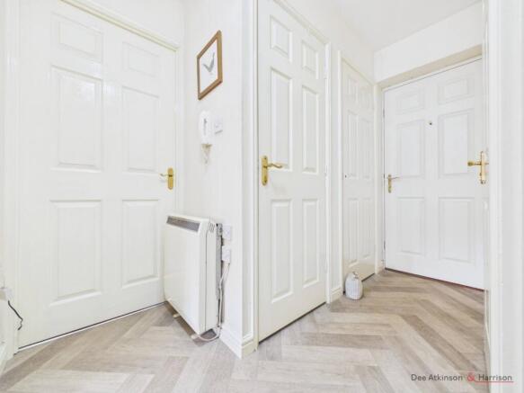 2 bed Flat for sale Image 7