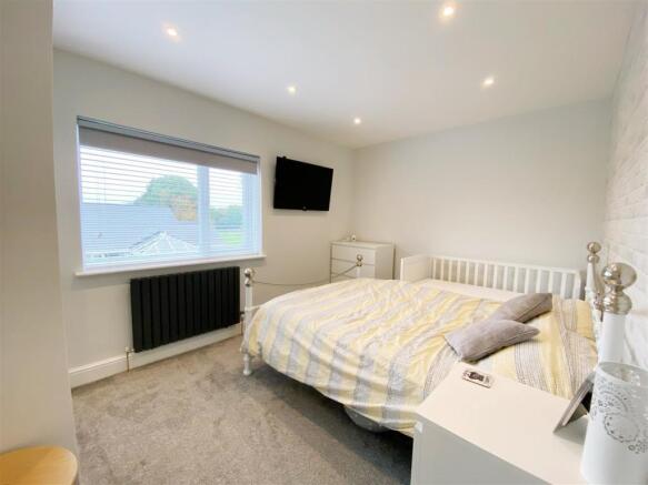 Bedroom 1 pic 1.jpg