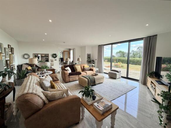 6 bed Detached for sale Image 7