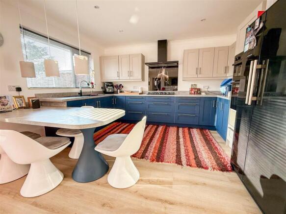 KITCHEN/ DINING AREA