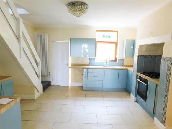 2 bed Semi-Detached to rent Image 4