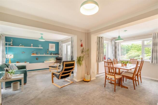 Lounge/Dining Area