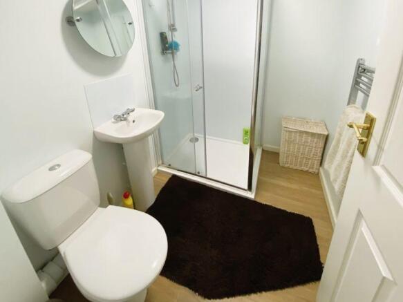 MASTER BED EN SUITE