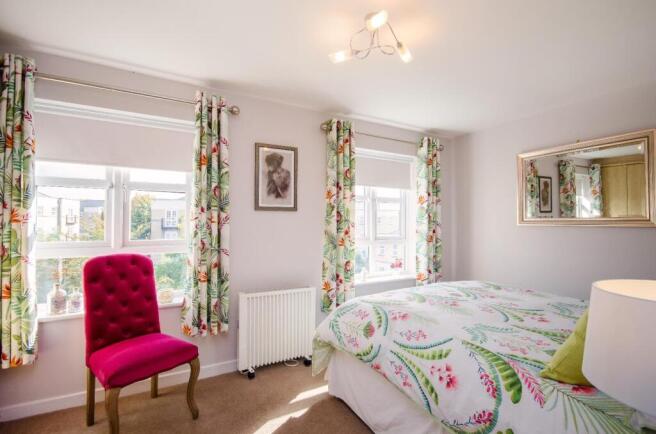 4 bed House to rent Image 8
