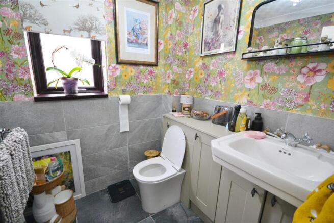4 bed Semi-Detached Bungalow for sale Image 6