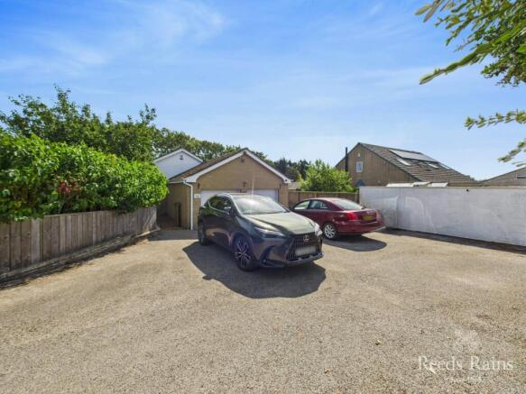 4 bed Bungalow for sale Image 12