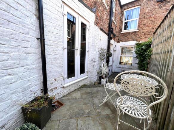 3 bed Terraced to rent Image 11