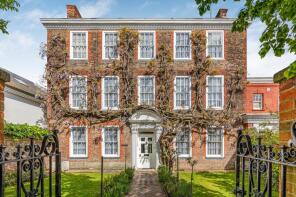 20 Walnut Tree House, Lower Teddington Road, Kingston Upon Thames KT1 4EU