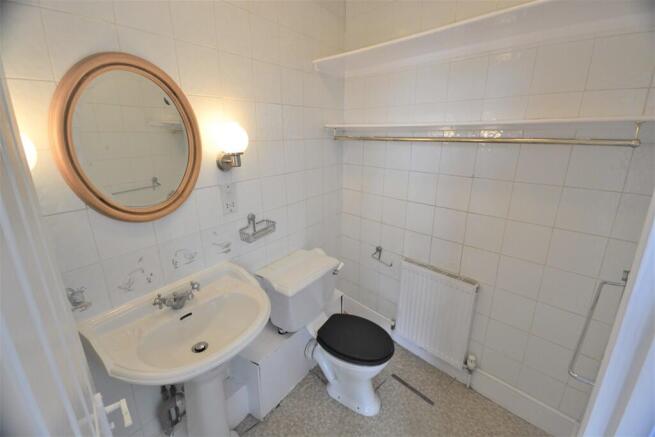 Bathroom 1 Pictur...