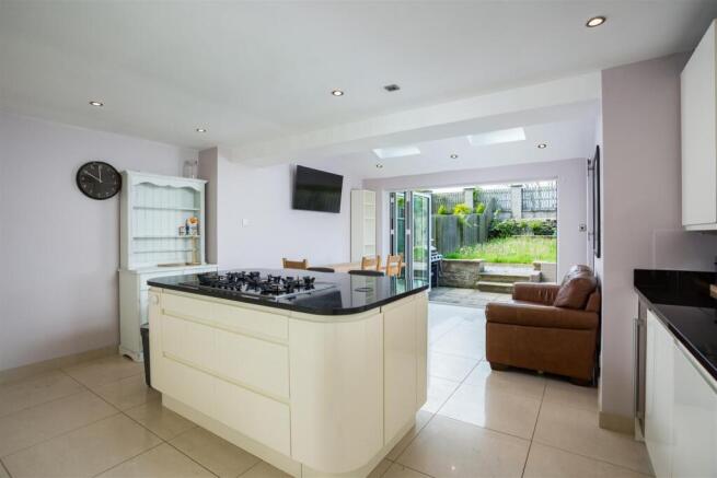 4 bed Town House for sale Image 4